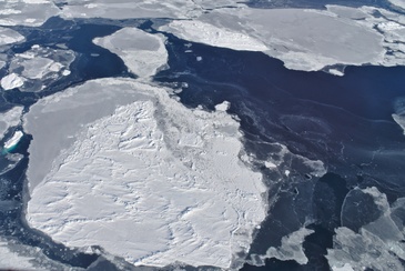 Das Wachstum und Schmelzen der Eisschollen kann mit den Salz- und Lichtharfen über die kommenden Monate gemessen werden. Die Daten werden per Satellit übertragen. ©Reese/Winkelmann