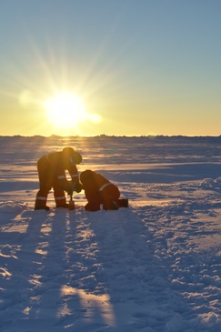 Eisarbeiten im Sonnenuntergang bei der Aussetzung der Salz- und Lichtharfen. ©Winkelmann/Reese