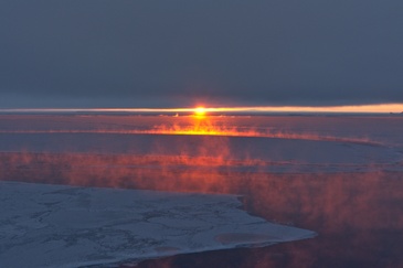 Seerauch wird von der untergehenden Sonne angestrahlt. ©Winkelmann/Reese