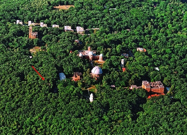 Der Albert Einstein Wissenschaftspark aus der Vogelperspektive - Foto: Lutz Hannemann, ca. 2002' Der rote Pfeil markiert den ungefähren Standort des Neubaus