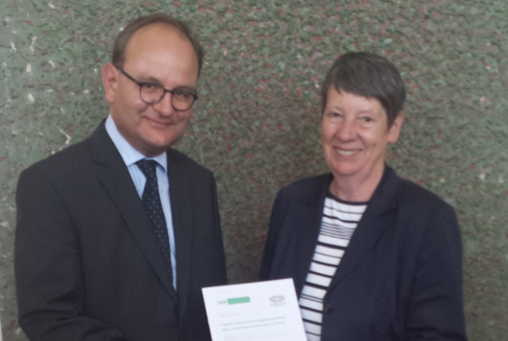 Hendricks receives T20 policy brief Hendricks receives T20 policy brief