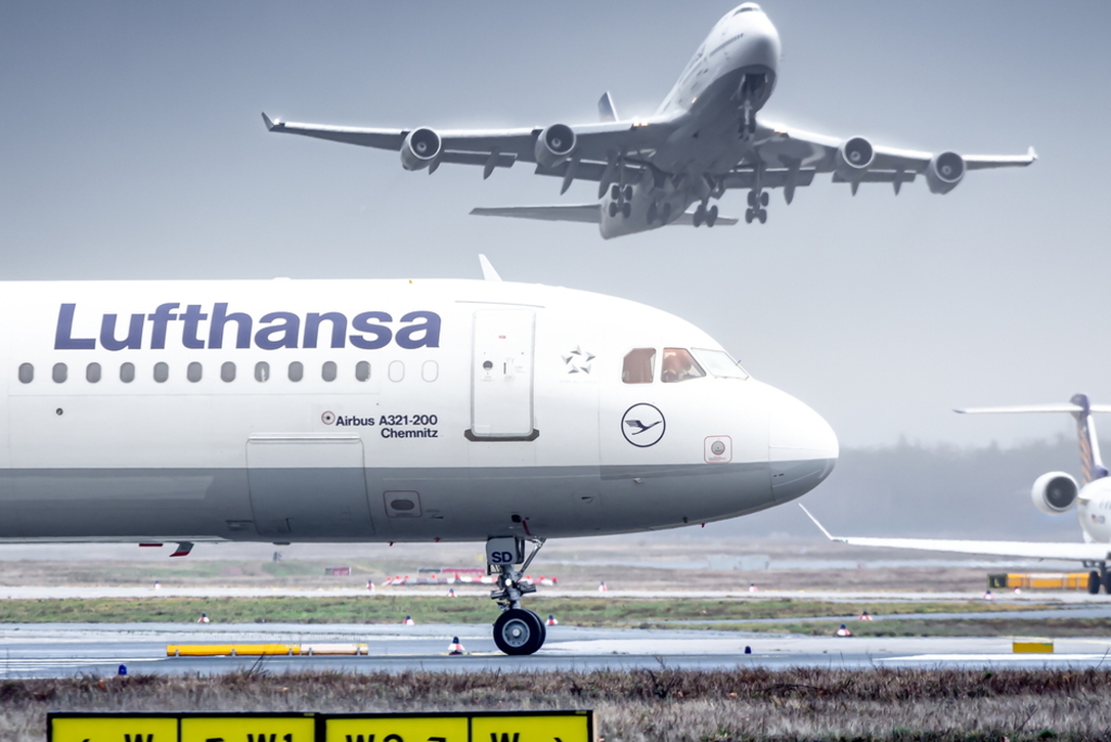 140,000 square kilometres of solar cells for carbon-free air traffic in 2050 140,000 square kilometres of solar cells for carbon-free air traffic in 2050