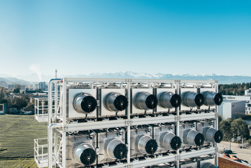 Filtering a tonne of CO2 from the air burns a thousand kilowatt-hours of energy Filtering a tonne of CO2 from the air burns a thousand kilowatt-hours of energy