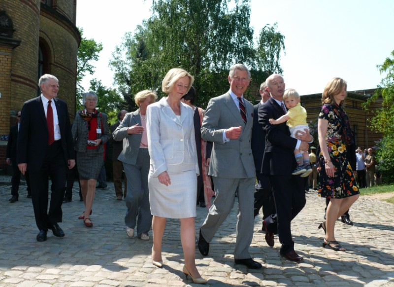 Prince Charles discusses with scientists at PIK