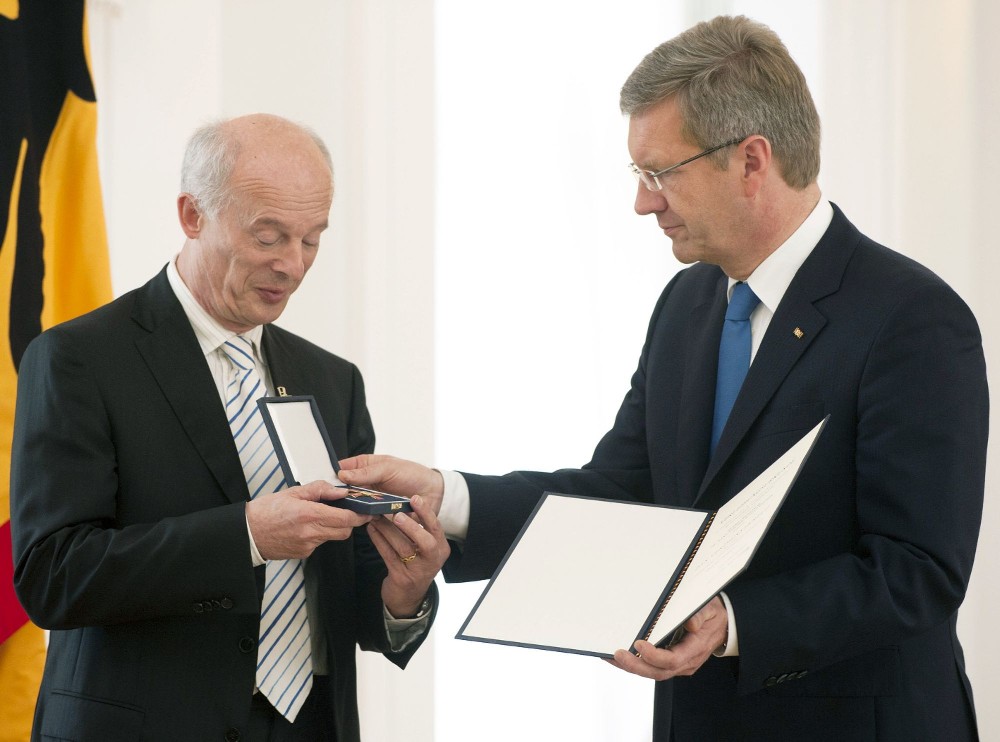 „Tireless admonisher“ receives Federal Cross of Merit „Tireless admonisher“ receives Federal Cross of Merit