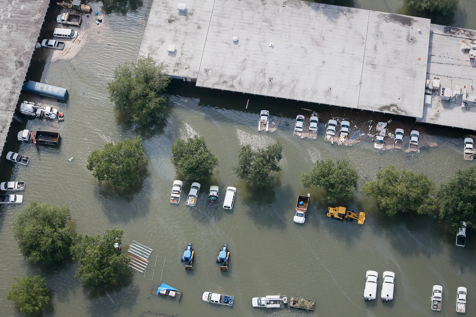 Economic losses from hurricanes become too big to be offset by the US if warming continues