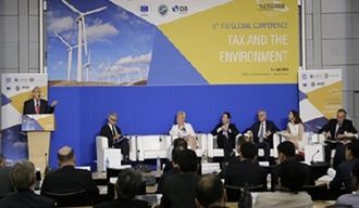 Edenhofer speaking to finance ministers at OECD green tax conference