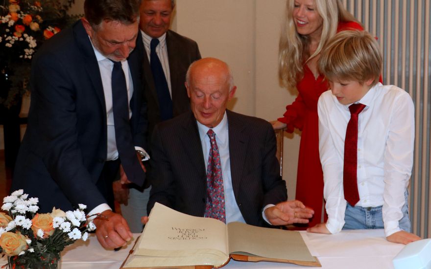 Schellnhuber signs the Golden Book of the city of Potsdam