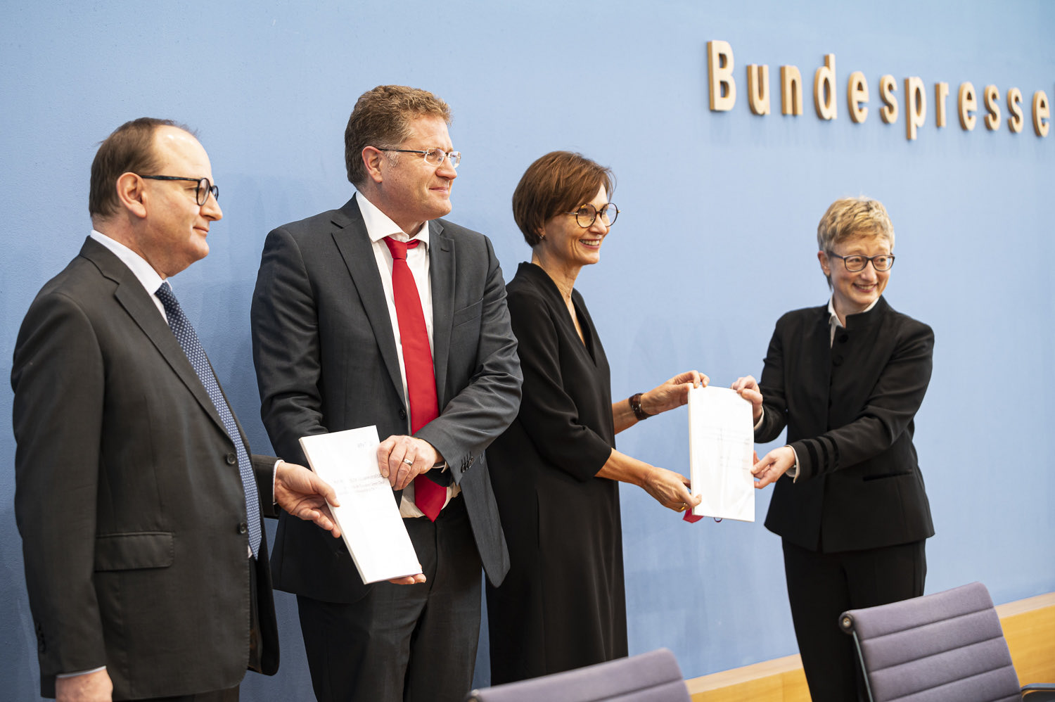 Science Platform for Climate Protection submits report to German government