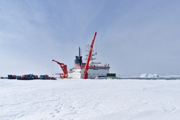 Polarstern at the edge of Ekström Ice Shelf, near the Neumayer-Station. ©Winkelmann/Reese